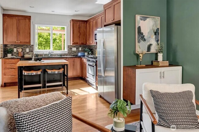 Building Photo - Alaska Junction - 3 bedroom and 2 1/2 bath...