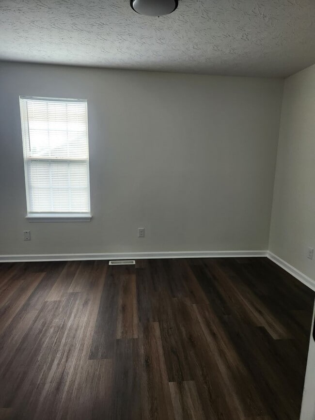 Building Photo - 100 Bob White Way