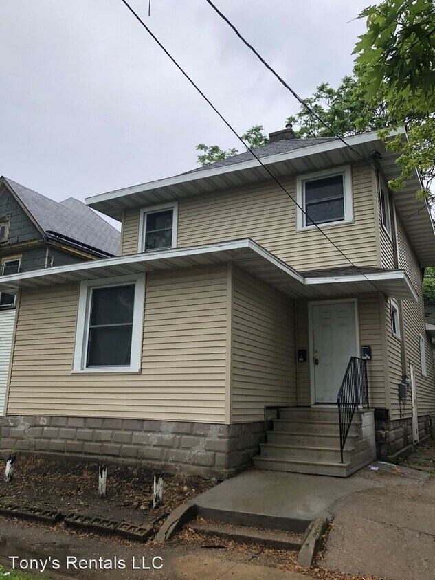 Foto principal - 325 E 2nd St