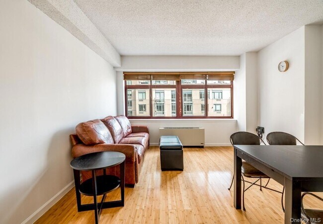 Foto del edificio - 4-74 48th Avenue Unit 4-V