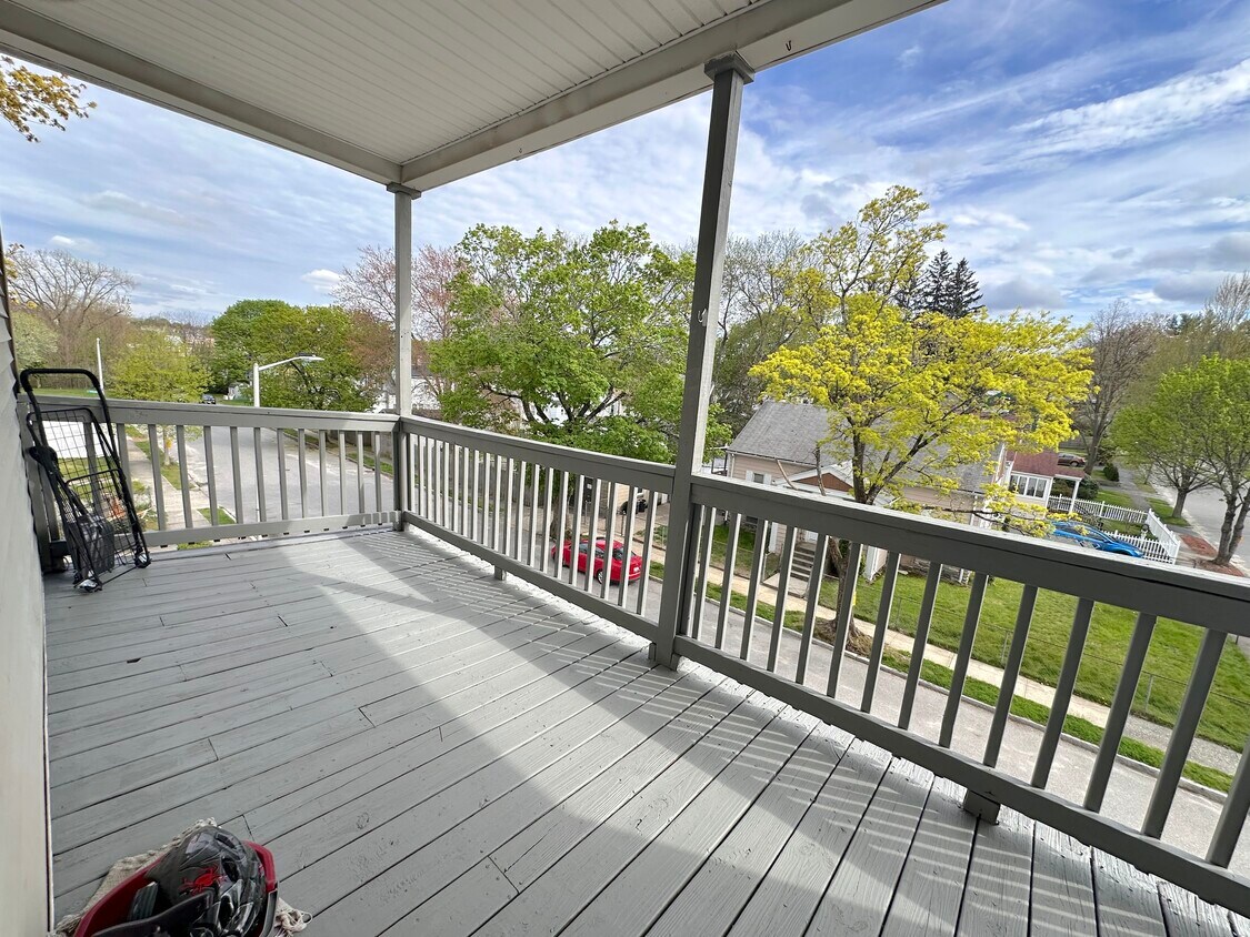Private balcony - 10 Lawnfair St