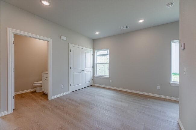 Building Photo - 1402 SW Poigai Wy