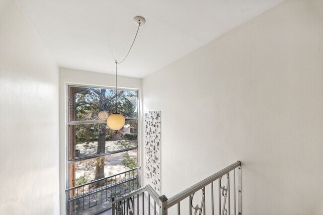 Foto del edificio - 7055 Hampton Ave