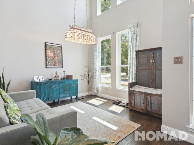 Building Photo - Luxurious Single Family Home with Resort-s...