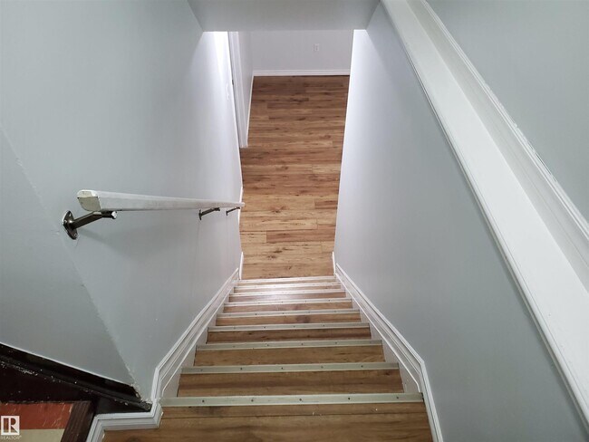 Photo du bâtiment - 12905-12972 72 St NW