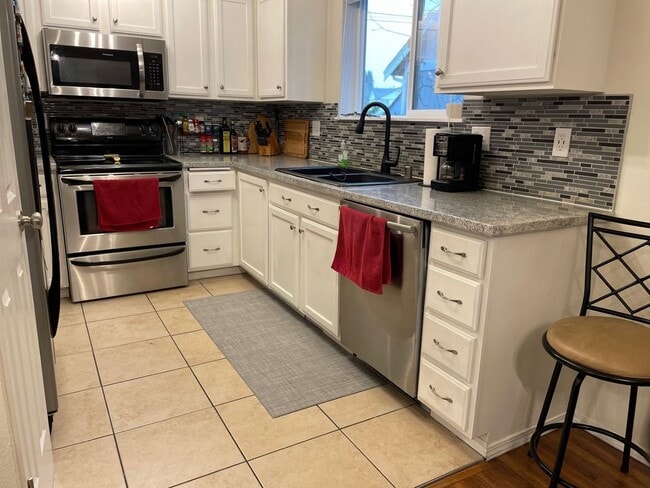 Building Photo - Spacious 3-Bedroom Lakewood Home with Sunr...
