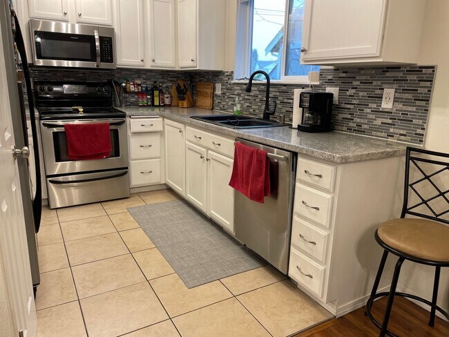 Foto del edificio - Spacious 3-Bedroom Lakewood Home with Sunr...