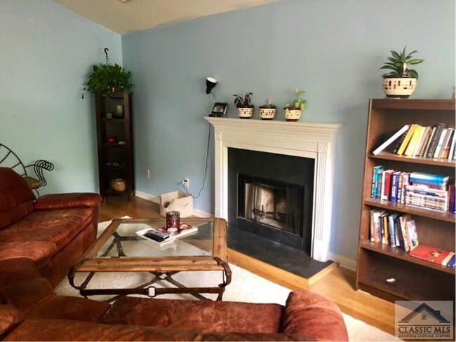 Building Photo - 214 Pine Ridge Trace