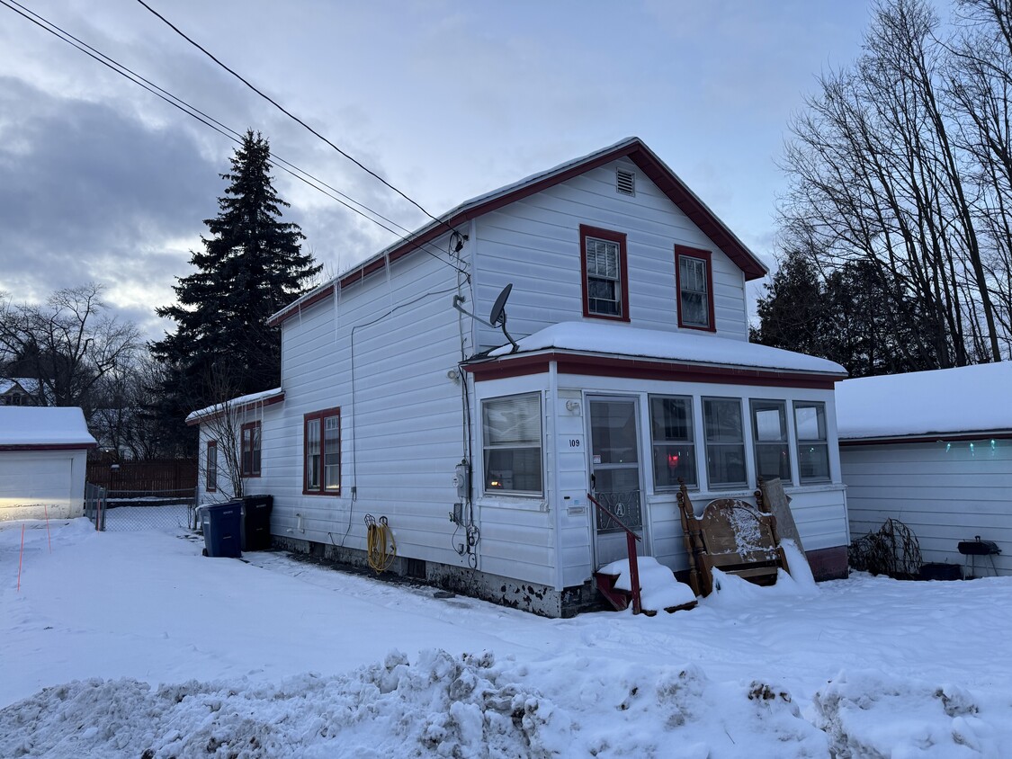 Primary Photo - 109 Crysler St