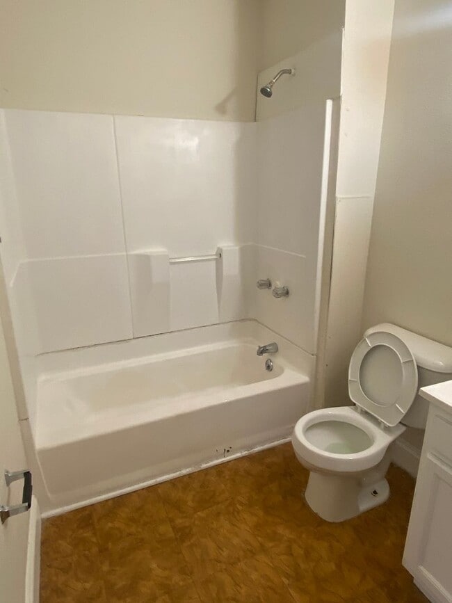 Building Photo - 9808 Parmelee Ave