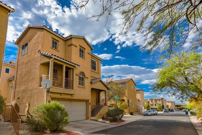 Building Photo - Beautiful 3 Bed Home With 3 Full Baths And...