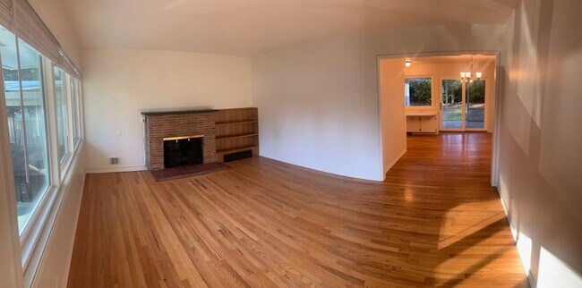 Building Photo - 3 bedrooms, 2 Baths Ranch Home with Large, Fenced Yard in the River Crest Neighborhood!