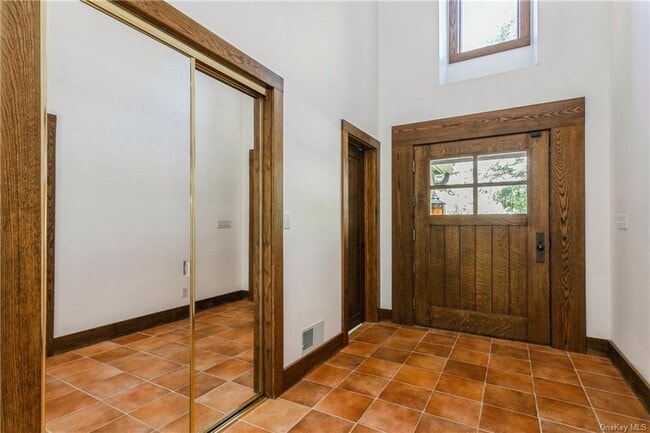 Building Photo - 61 Oak Hollow