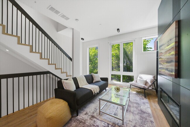 Foto del edificio - 4216 W Belmont Ave