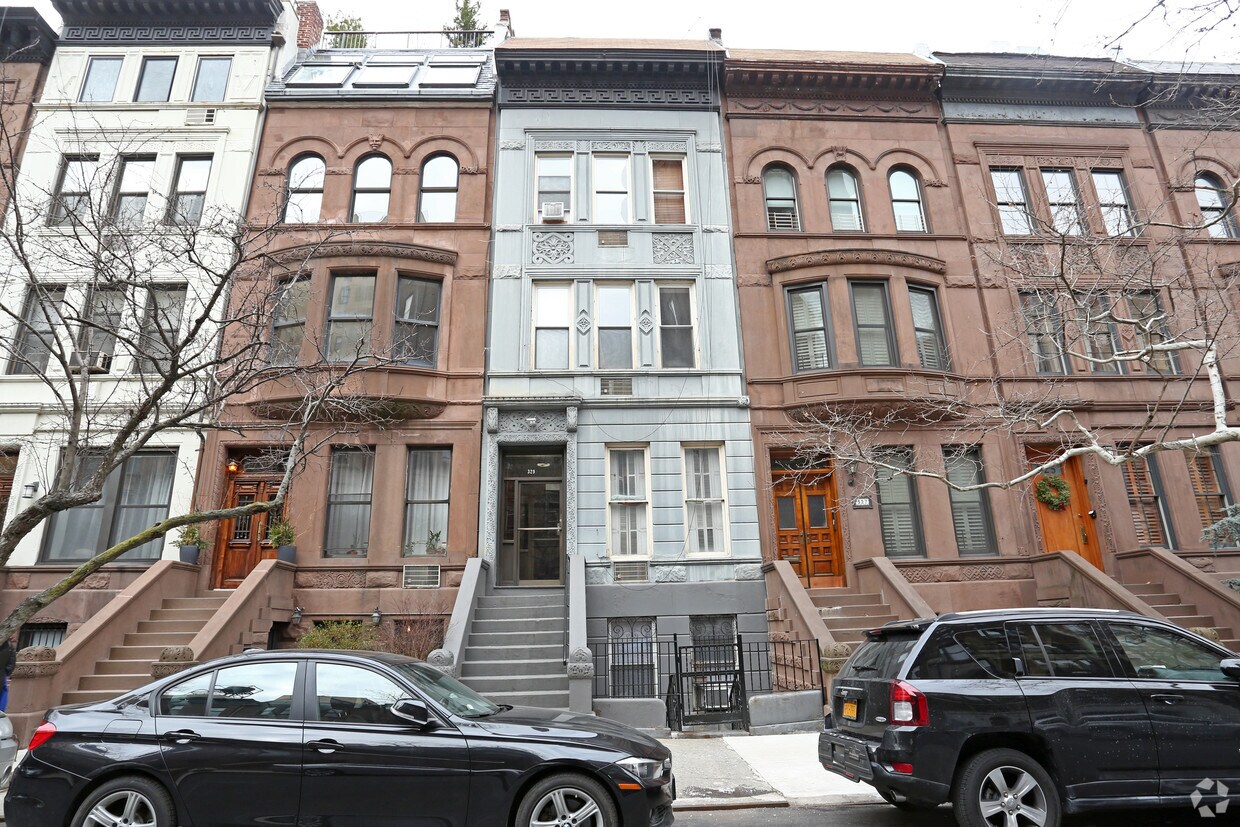 Building Photo - 329 W 84th St