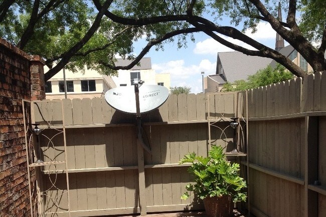 Foto del edificio - 515 Tallowood Rd