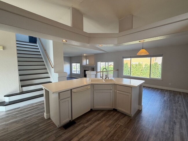 Building Photo - Spacious and Bright 3BD Home in Denver - Available 4/15