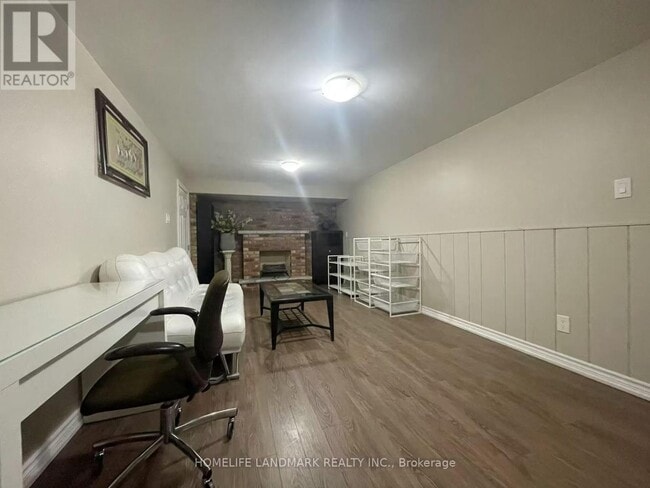 Building Photo - 15 Orangewood Crescent
