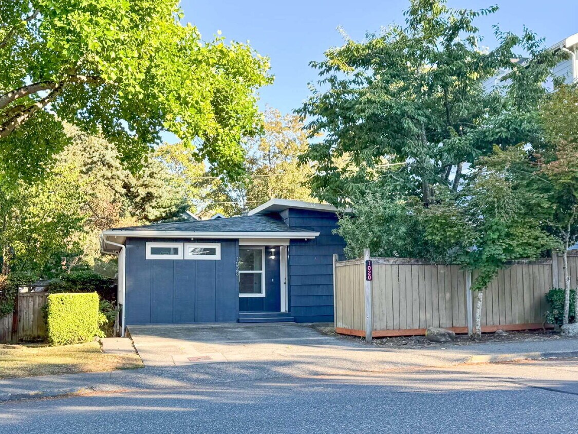 Foto principal - Freshly Updated 4-Bed Retreat Centrally Lo...