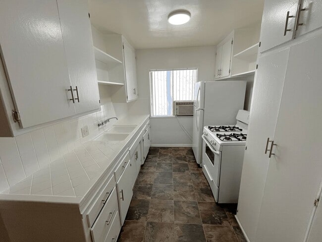 Interior Photo - 652 Veteran Ave