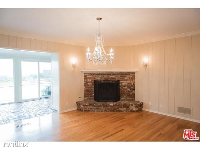 Building Photo - 5030 Del Moreno Dr