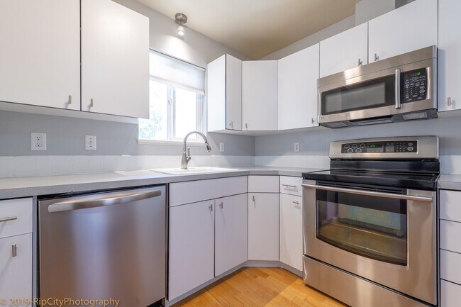 Building Photo - Join the Tanasbrook Community! Lovely 4 be...