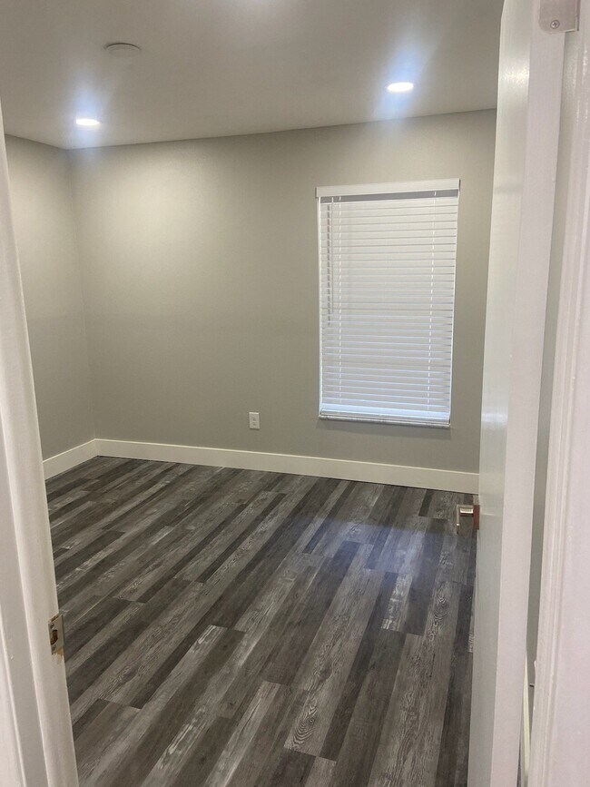Foto del edificio - 4004 Oaks Dr