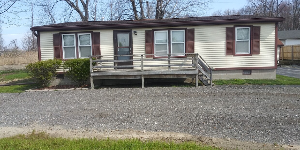 Building Photo - 5218 Pointe Tremble Rd