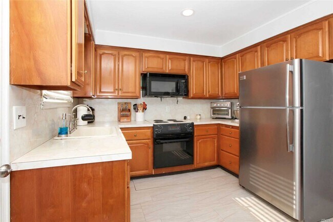 Building Photo - 625 S Wellwood Ave