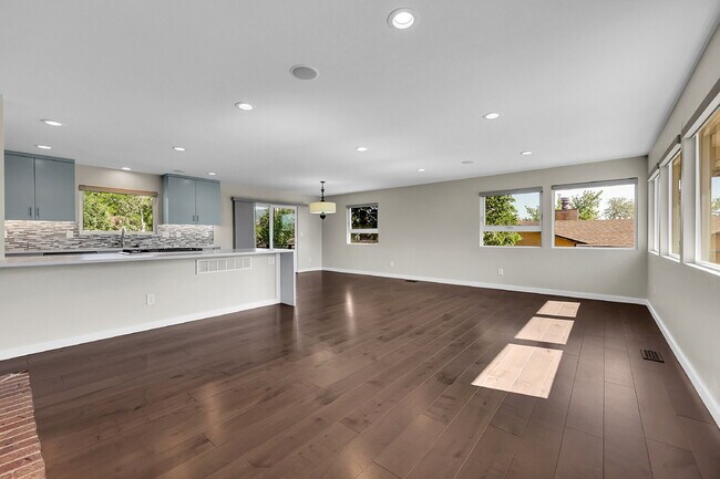 Building Photo - $3,750, 4-Bed, 3-Bath Updated Home in Mani...