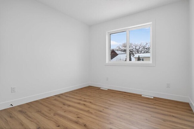 Photo du bâtiment - 8332G 76 Avenue NW