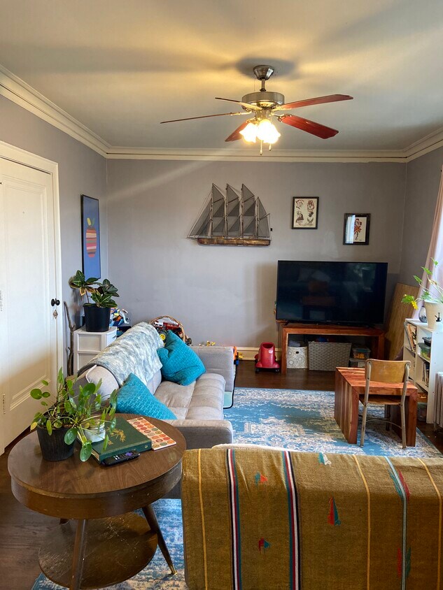 Foto principal - 5421 W Montrose Ave