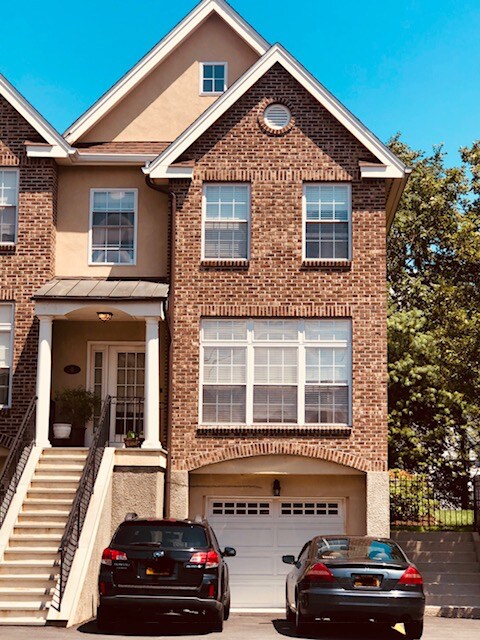 Primary Photo - 3 Bedroom 2.5 Bath Townhouse in New Rochelle
