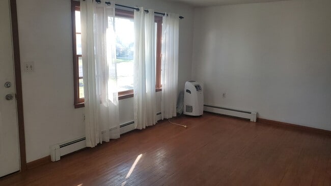 Building Photo - 3 bd, 2 ba house NE Columbia, 2nd living room downstairs, fenced, w/d included