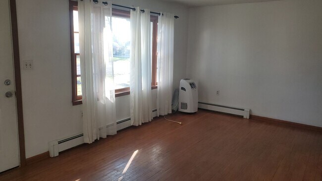 Foto del edificio - 3 bd, 2 ba house NE Columbia, 2nd living room downstairs, fenced, w/d included
