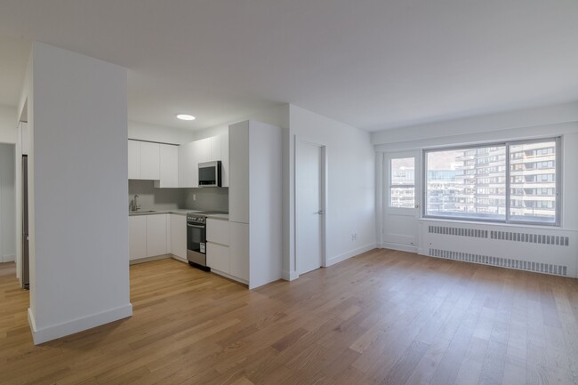Building Photo - 3555 ch. de la côte-des-neiges