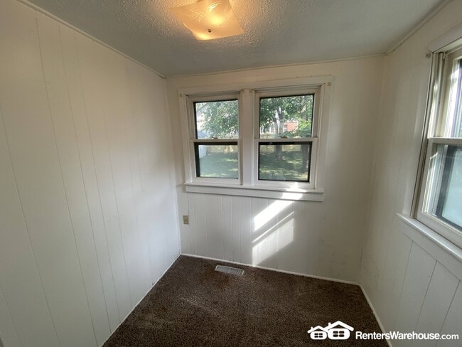 Building Photo - 1229 Merle Hay Rd