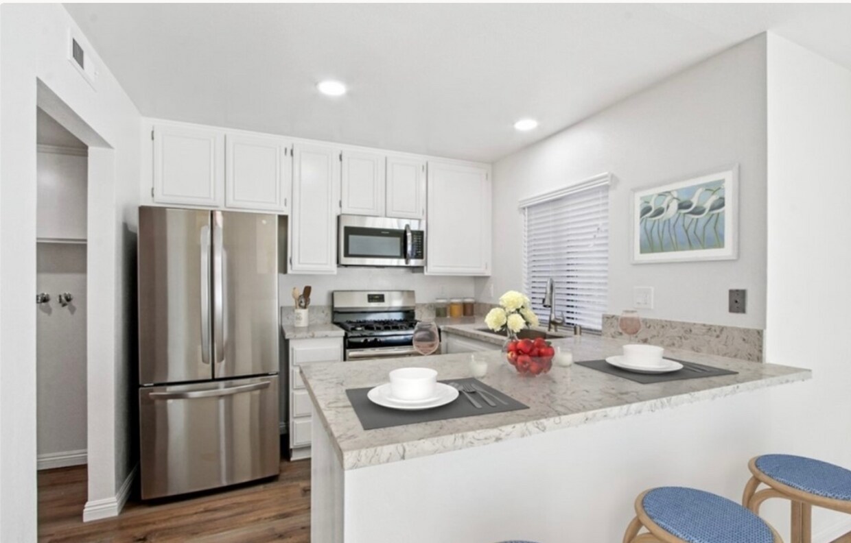Foto principal - Stylish Coastal Condo in Newport Terrace –...