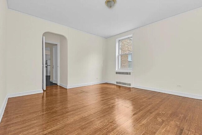 Foto del edificio - 1 bedroom in KEW GARDENS NY 11415