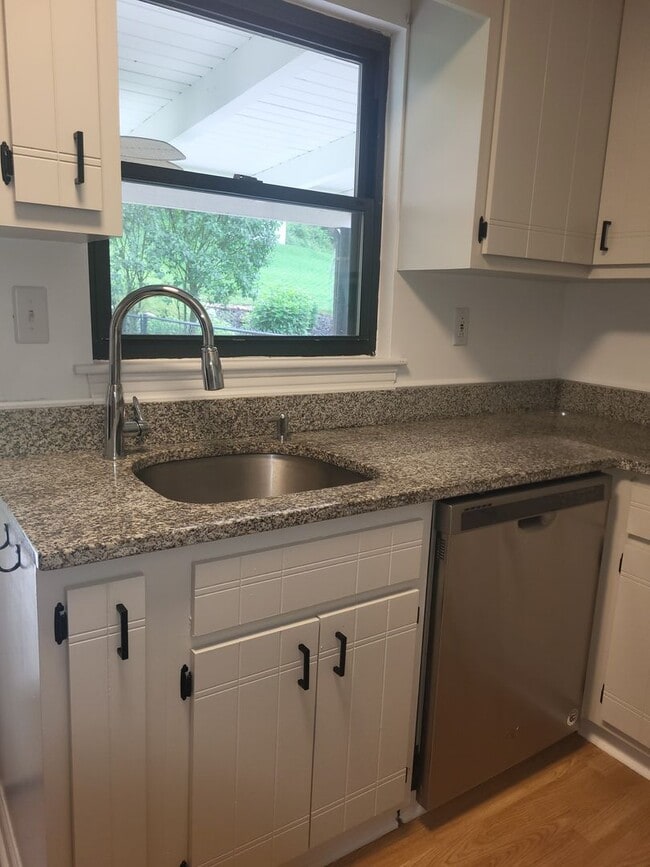 Foto del edificio - Beautiful 3 bedroom house in Brookline