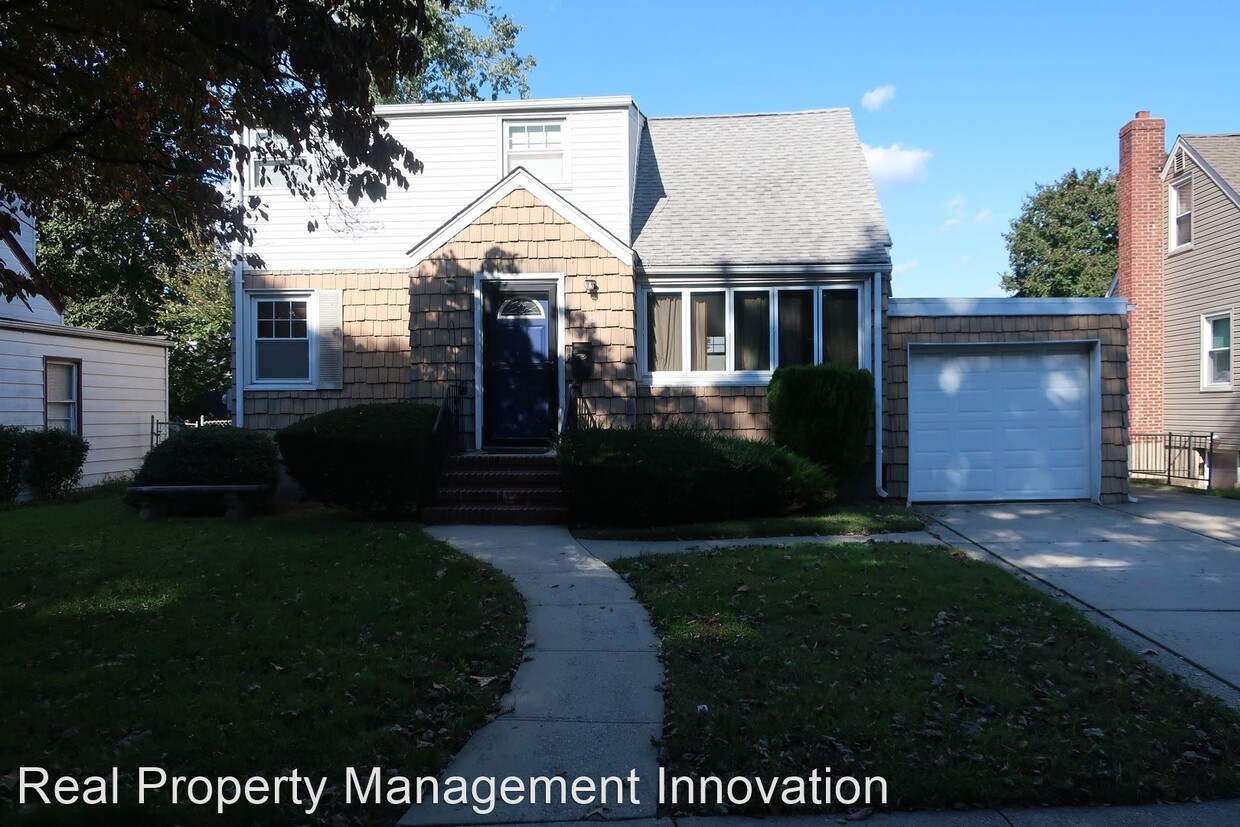 Foto principal - 4 br, 2 bath House - 221 E Hawthorne Avenue