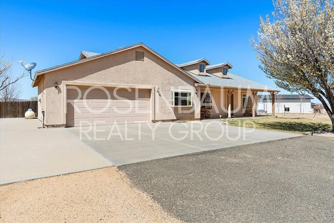 Building Photo - Charming 3-bedrooms, 2-baths home in the h...