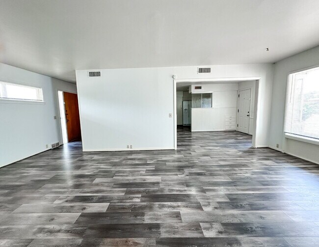 Foto del edificio - 3-Bedroom Home with Large Backyard!