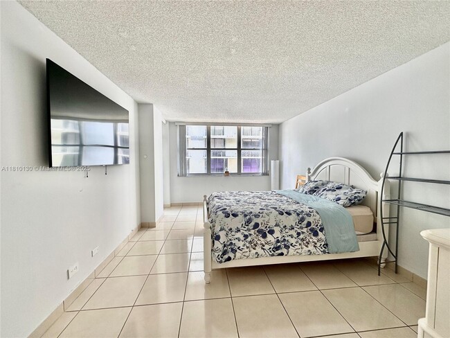 Building Photo - 6039 Collins Ave