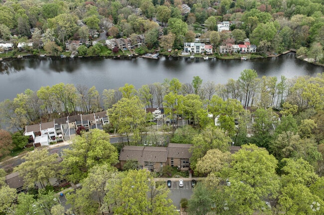 Context - 1568 Moorings Dr