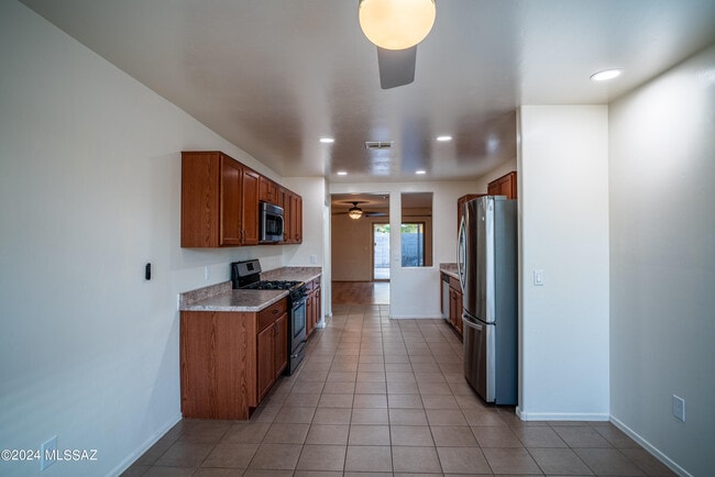 Building Photo - 2011 W Mountain Pointe Dr