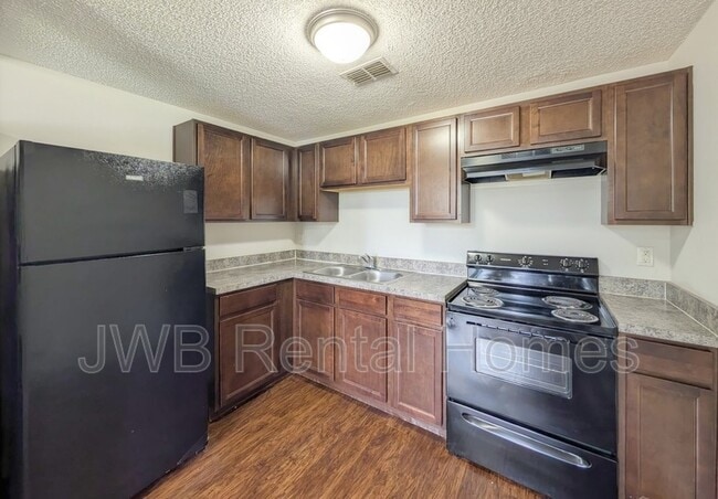 Building Photo - 2630B Gifford Ave