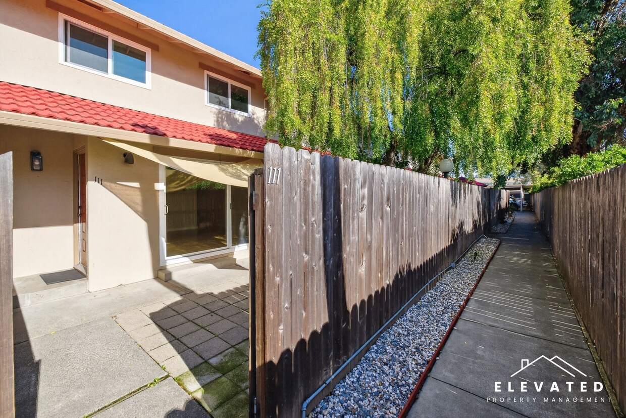 Foto principal - 111 Avram Ave