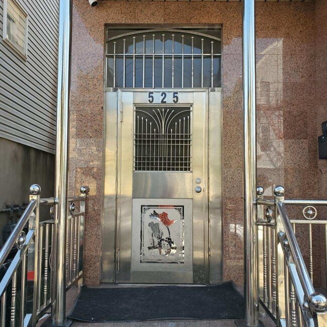 Building Photo - 525 7th St