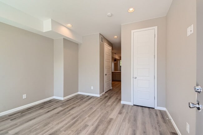 Building Photo - Spacious Townhome Near Edgewater!